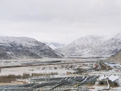 （雪中的堆龙齐耀光伏电站）